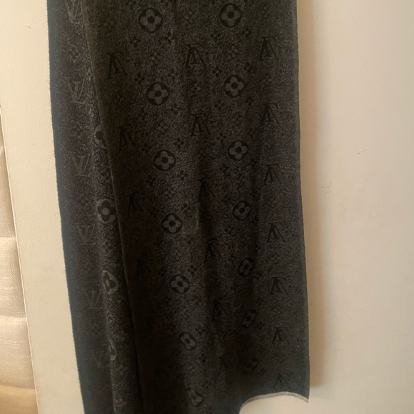 Gently Used Louis Vuitton scarf with tag still attached - Picture 2 of 2